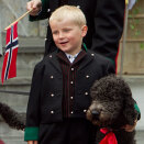 Prince Sverre Magnus with the familiy dog, Milly Kakao. (Photo: Heiko Junge / Scanpix)